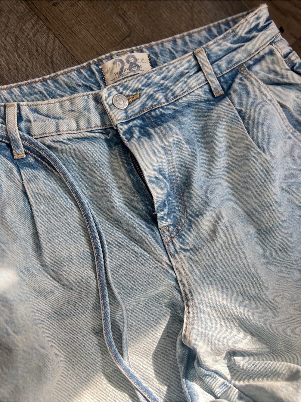 We The Free Kinsey Light Wash Distressed Wide Leg Cropped Jeans Size 28 acid - Picture 9 of 16
